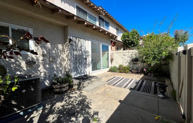 Newbury Park townhome w/3+2, en-suite, garage, patio + pool!