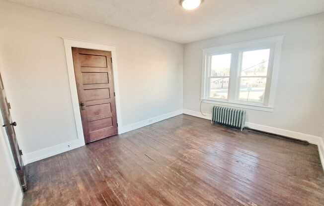 3 beds, 1 bath, $1,435, Unit 8 W Jackson