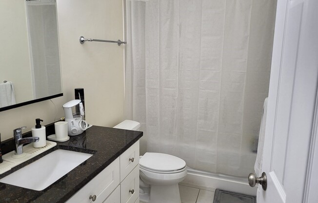 1 bed, 1 bath, 870 sqft, $3,200, Unit 915
