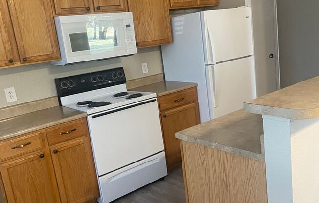 3 beds, 2 baths, 1,251 sqft, $1,725, Unit 0702
