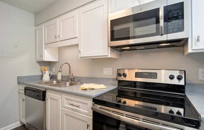 Fully Furnished Kitchen at St. Charles Oaks Apartments, Thousand Oaks