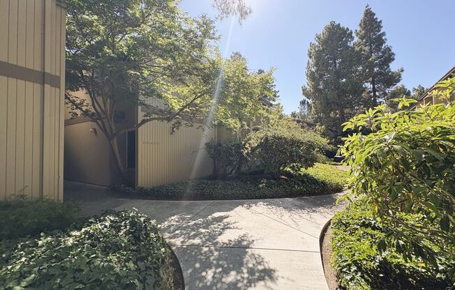 Charming 2BR/2BA Condo Steps from Downtown Mountain View
