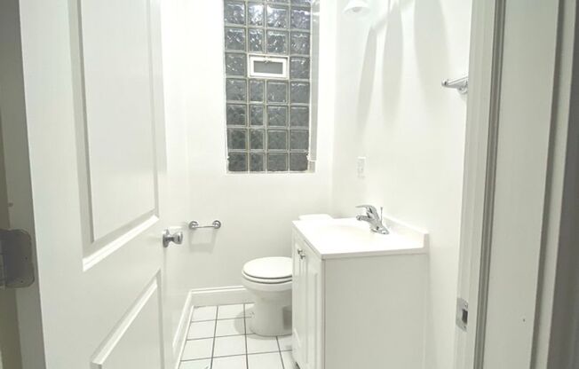 906 Montrose