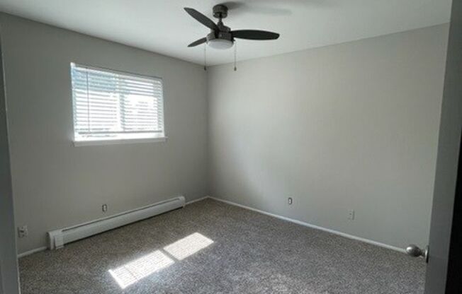 2 beds, 1 bath, 700 sqft, $1,250