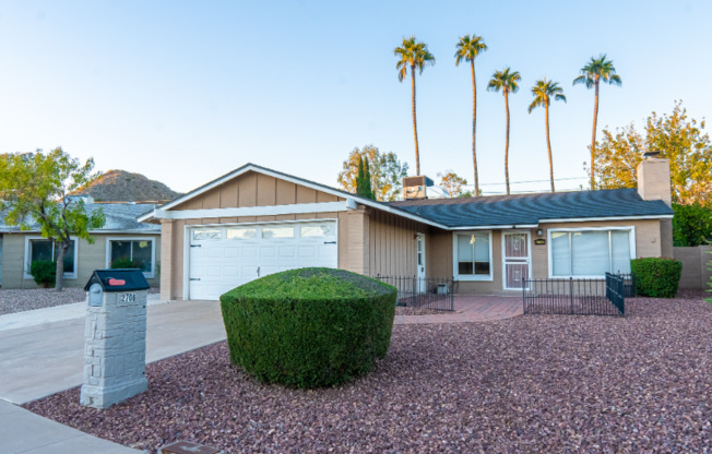 2706 E DAHLIA DR