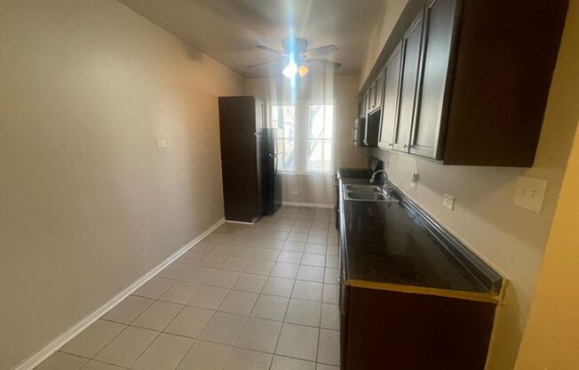 3 beds, 1 bath, $1,200, Unit 7700 #3N