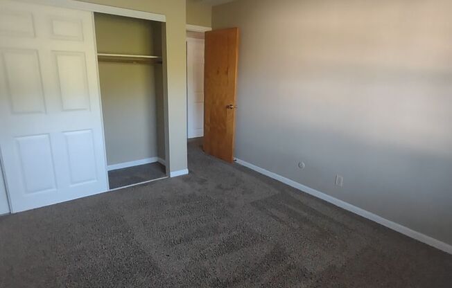 2 beds, 1 bath, 960 sqft, $959, Unit 4