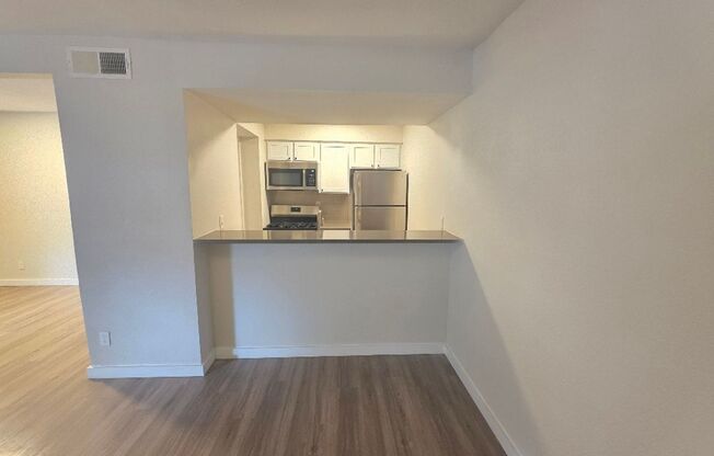 1 bed, 1 bath, 700 sqft, $1,096, Unit ELP2200-216