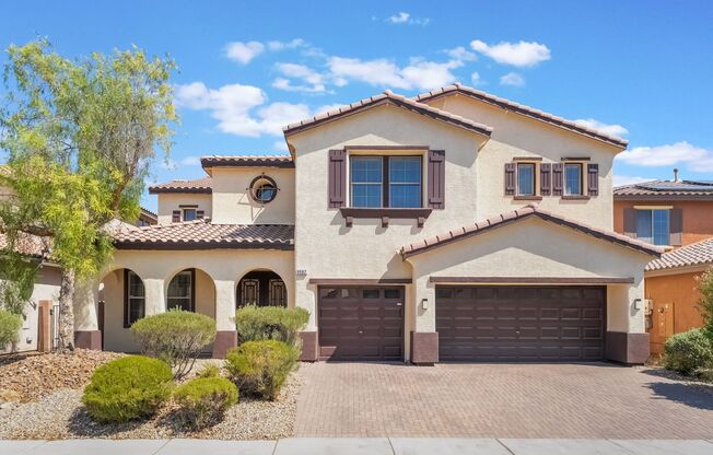 Mountains Edge Beauty - 5 bedrooms & 5 baths with pool & resort style backyard