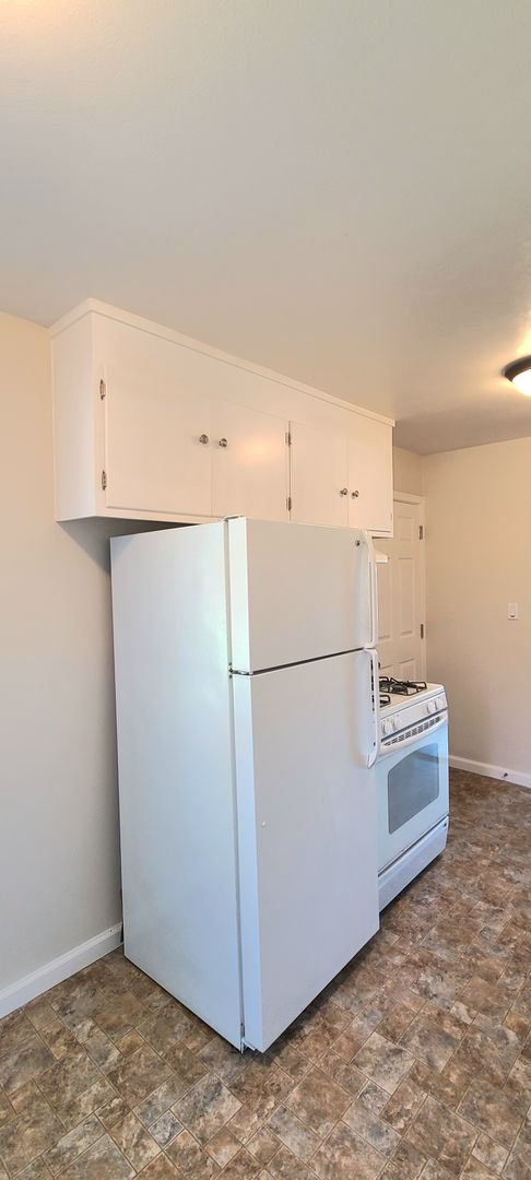 2 beds, 1 bath, $2,195