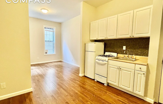 54 E 7 ST