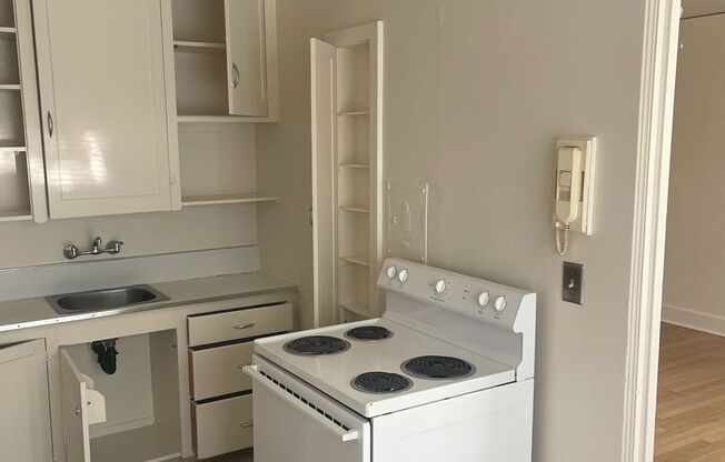 Studio, 1 bath, 600 sqft, $1,150, Unit 27