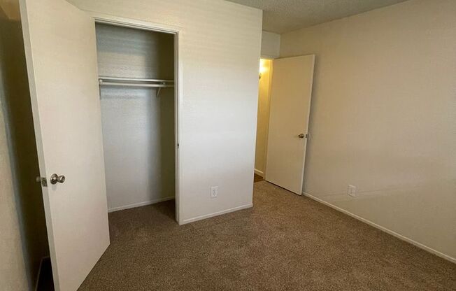 2 beds, 1 bath, 993 sqft, $1,595, Unit 13-18