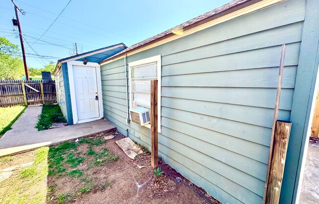 1 bed, 1 bath, 516 sqft, $600, Unit 2305 27th - Rear