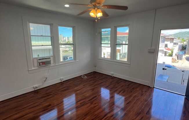 Cute 2-bed 1-Bath cottage with 1 covered Carport and driveway parking in Kaimuki