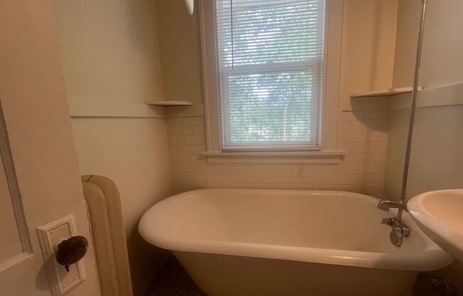 Studio, 1 bath, 450 sqft, $963, Unit 16