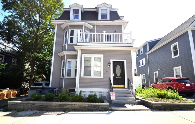 8 HOWE ST
