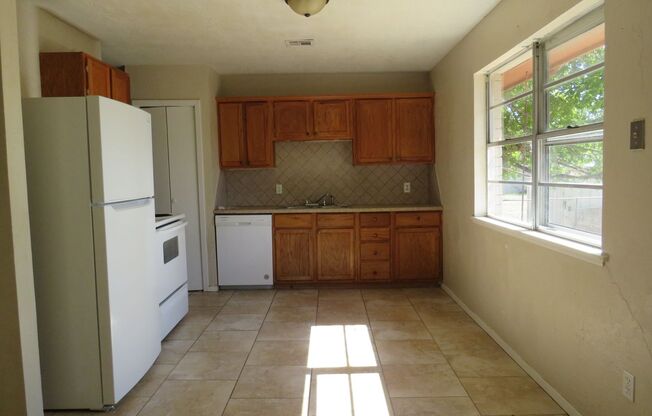 3 beds, 2 baths, $1,100