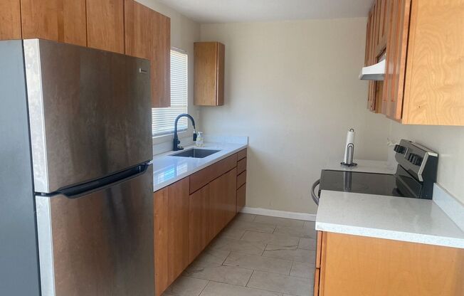 1 Bedroom 1  Bathroom unit available in Triplex in Oakland