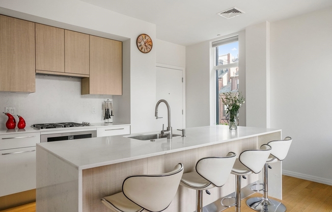 7 E SPRINGFIELD