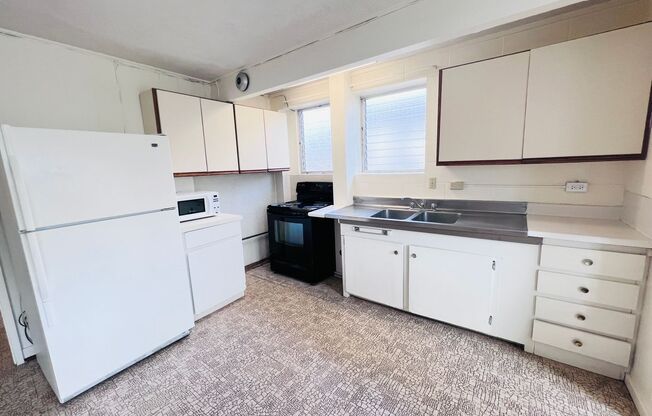 3 beds, 1 bath, $2,600, Unit A (Downstairs)