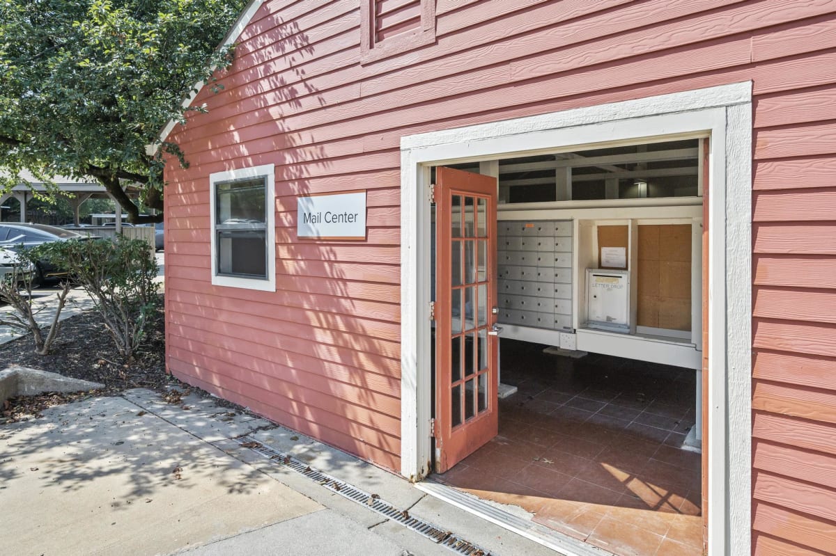 FEATURING NEWLY RENOVATED APARTMENTS