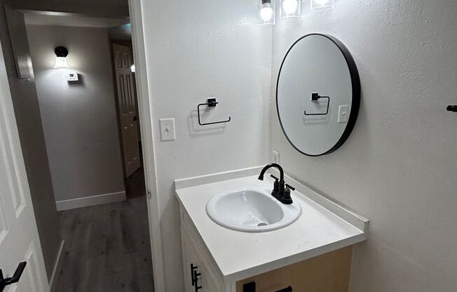 2 beds, 1 bath, 810 sqft, $1,195, Unit 17