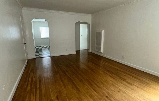 2 beds, 1 bath, 900 sqft, $3,250, Unit 2611-A Euclid St.