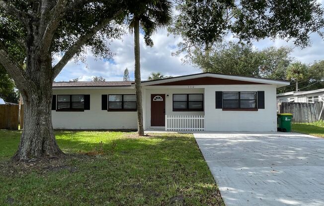 Spacious 4-Bedroom, 2-Bathroom Home with Fence, Washer & Dryer in Titusville – Perfect for Family Living! Ready to Move in Nov. 26th!