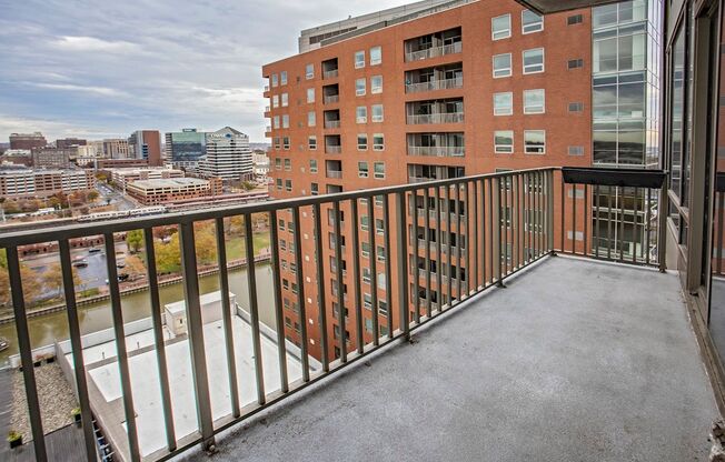 2 beds, 2 baths, $2,500, Unit River Tower Christina Landing Condominium