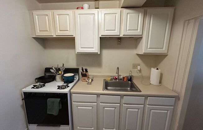 1 bed, 1 bath, $995, Unit 33