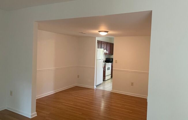 Broadneck Schools! End unit Townhome in Walnut Ridge! Easy access to Route 50!