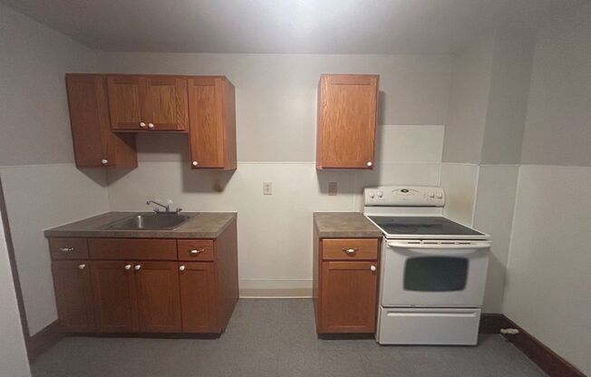 2 beds, 1 bath, $900, Unit Rear