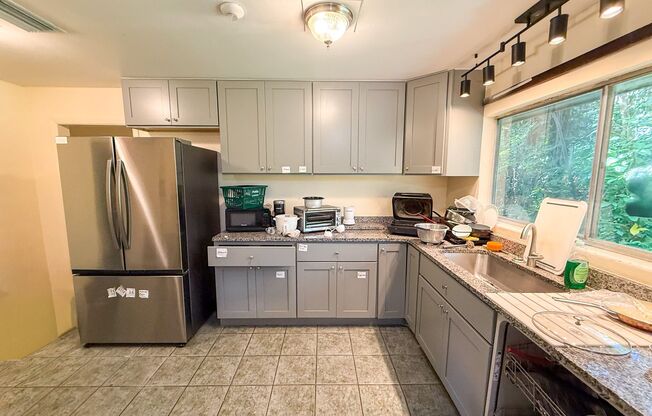 Large 9 Bedroom House In Walking Distance to Sorority Row