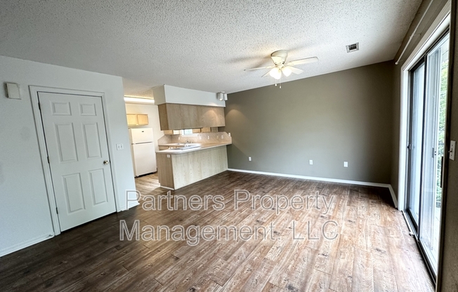 2 beds, 1 bath, 700 sqft, $1,100