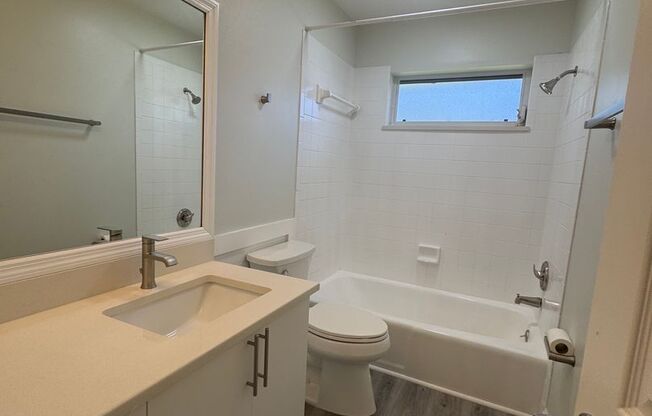 AVAILABLE NOW!  2 Bedroom 2 Bath Duplex with 1 Car Garage!