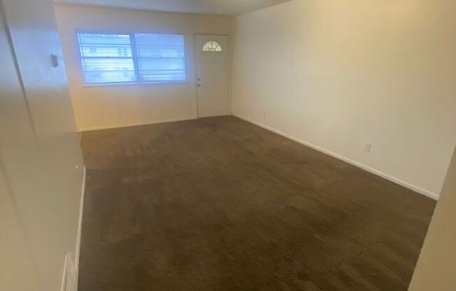 2 beds, 1 bath, 575 sqft, $600, Unit 430 Winfield-Unit 04