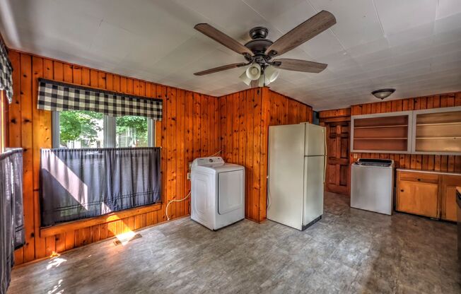 3 beds, 1 bath, $1,000