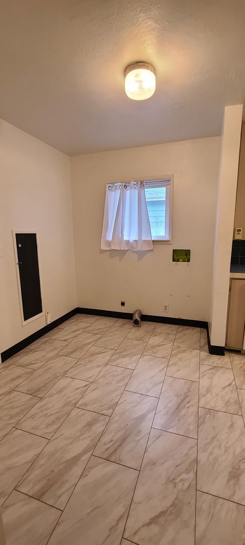 2 beds, 1 bath, $1,900