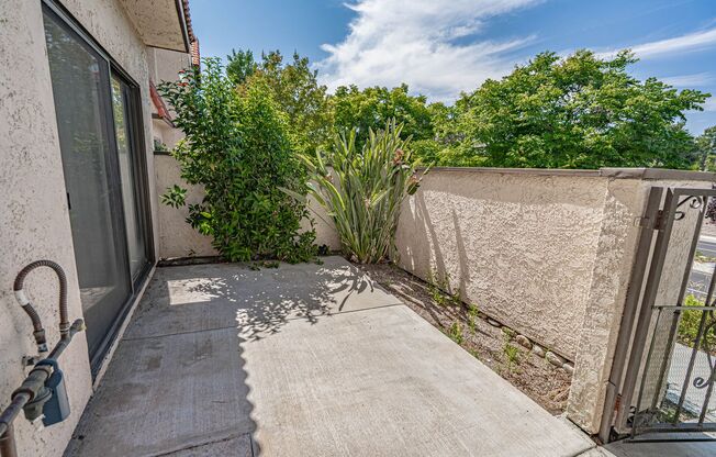 Spacious 3-Bedroom Townhome with Community Amenities in Canyon Country!