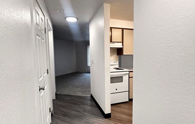 1 bed, 1 bath, 660 sqft, $1,075, Unit H - 037