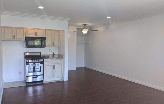 LOVELY 1BED Near Valley College! -- GREAT LOCATION!!! $1,000 Deposit (OAC)