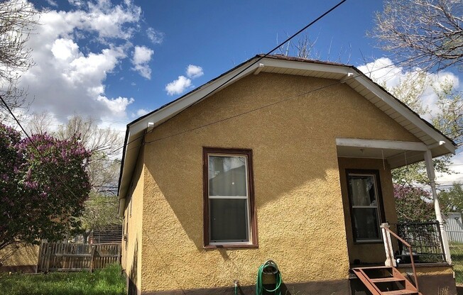 911 1/2 West Maple Street