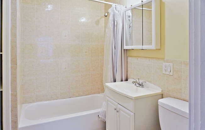 3 beds, 1 bath, 1,450 sqft, $2,950, Unit 2