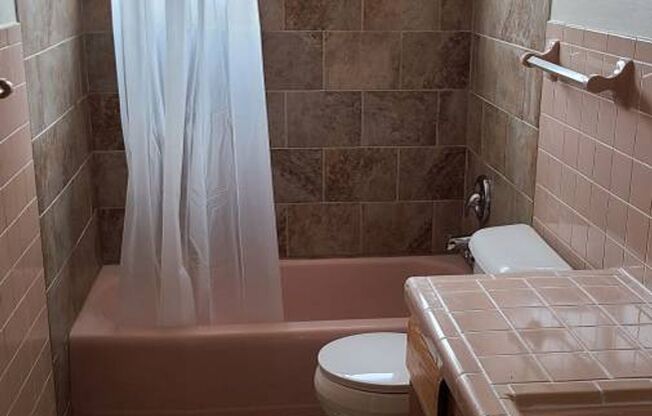 2 beds, 1 bath, 850 sqft, $879, Unit 845-2