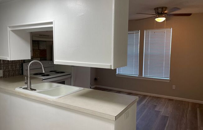 3 beds, 1 bath, $1,095