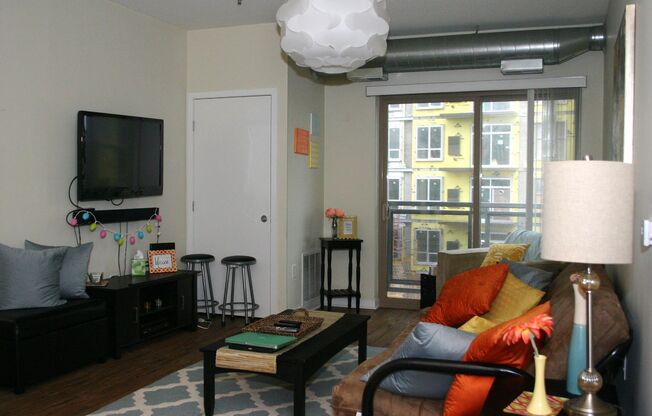 4 beds, 2 baths, $2,650, Unit 401