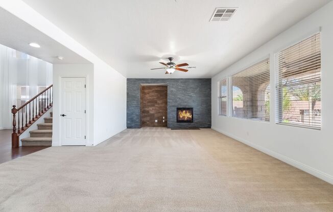 Mountains Edge Beauty - 5 bedrooms & 5 baths with pool & resort style backyard