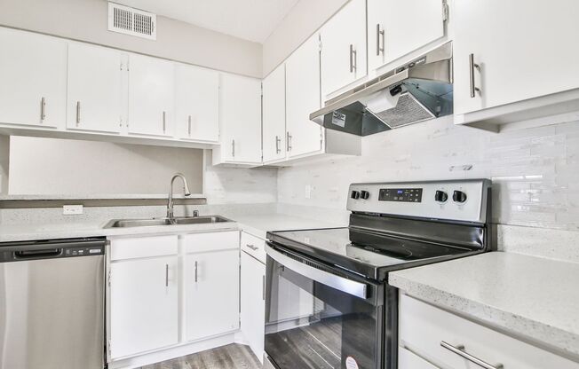 1 bed, 1 bath, 735 sqft, $835