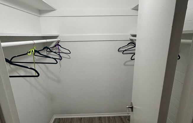 2 beds, 1 bath, 930 sqft, $1,149, Unit 015